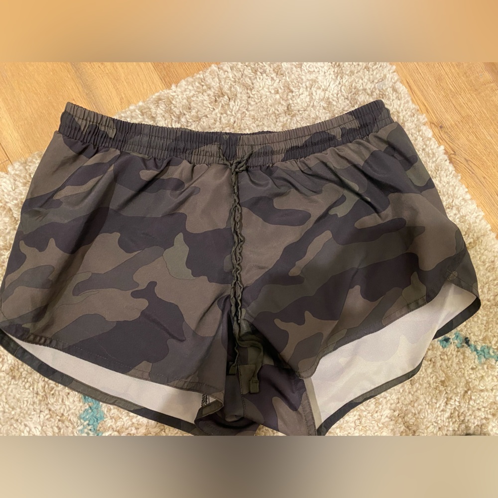 Old navy active shorts. Camo. Size small.